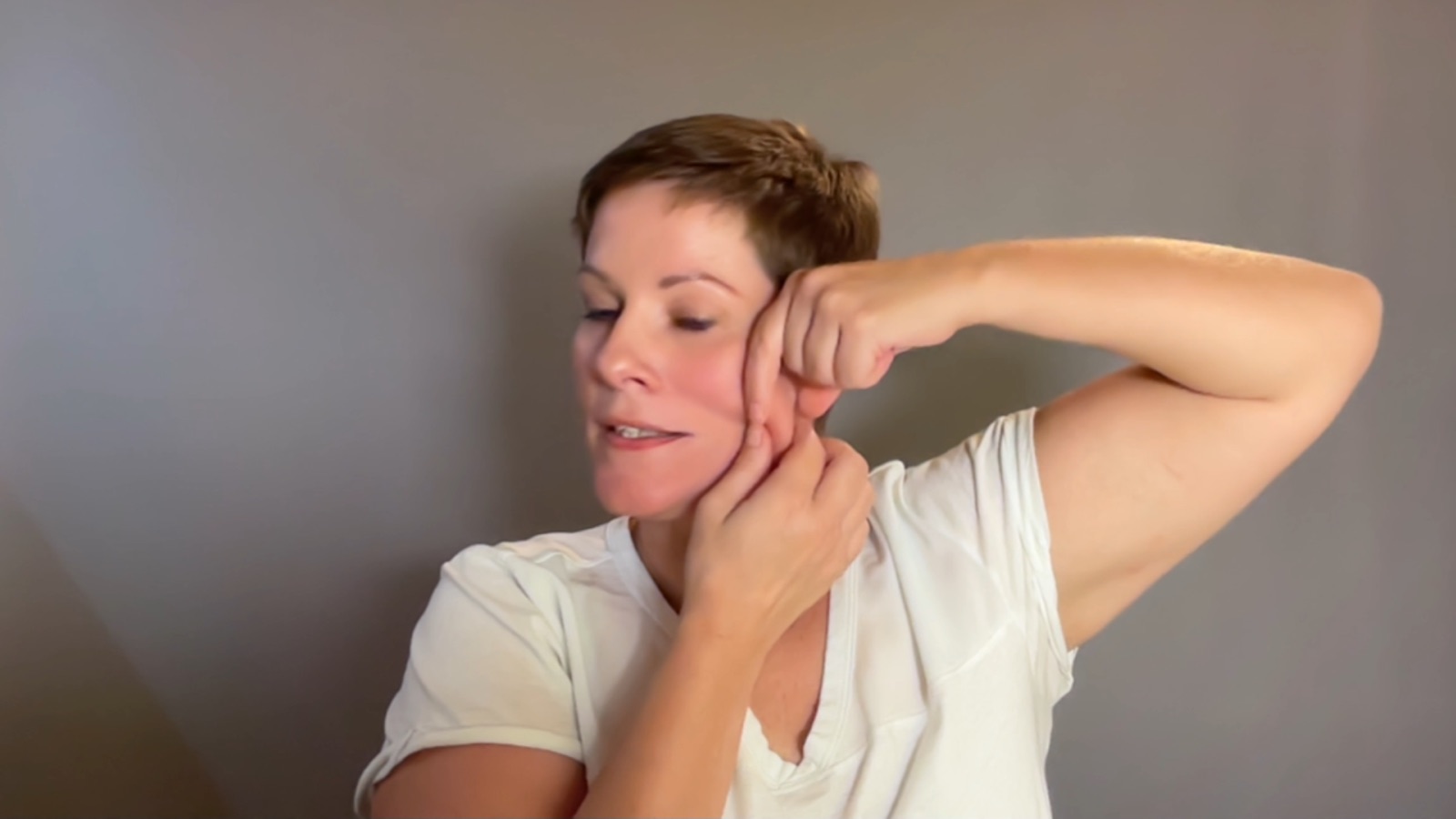 Kristin bei einer Face-Yoga-Übung